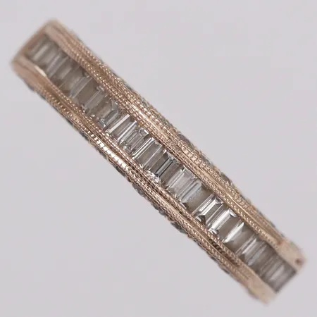 Ring diamanter 38 x ca0,005- 0,01ct briljantslipade + ca 27 x ca0,025ct baguetteslipade, stl 16¾, bredd 3,3-4,2mm, 18K  Vikt: 4,3 g