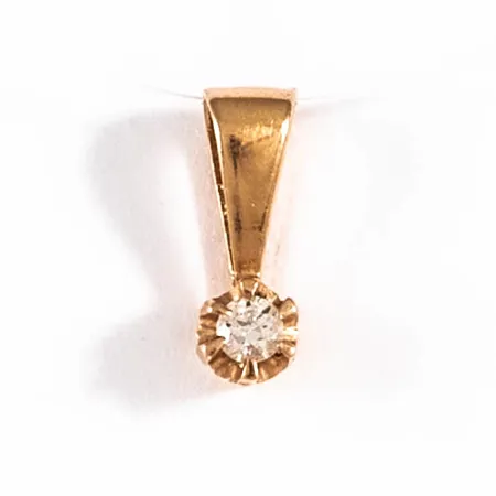 Hänge i 18K guld med 1 x 0,02ct briljantslipad diamant. Det är 2,5 mm brett, 8 mm långt inkl. ögla och väger 0,2g. Stenstorlek 0,02ct ingraverat. Stämplad HS (Hans Strömdahl AB, Stockholm), 18K och kattfot. 