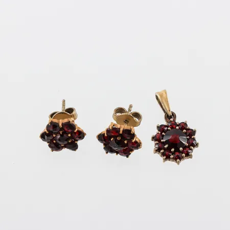 Örhängen paret gulmetall med granater,diameter ca 9.9 mm,hänge förgyllt silver med granater höjd ca 20 mm. Vikt: 0 g