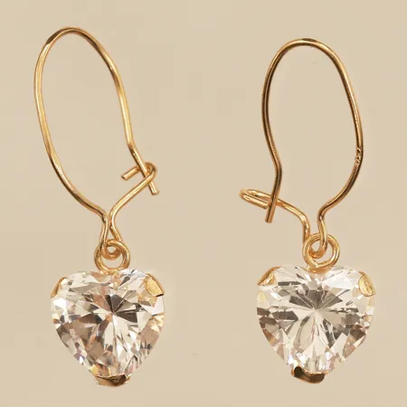 Ett par örhängen med vita stenar, längd 20mm, bredd ca 7mm, något skeva, 18K Vikt: 1,3 g