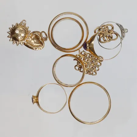 Diverse guld med stenar, gravyr och defekter 18K Vikt: 25,7 g