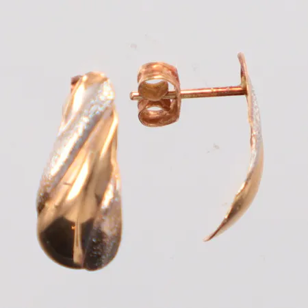Ett par örhängen, längd 1cm, bredd 5mm, 14K. Vikt: 0,7 g