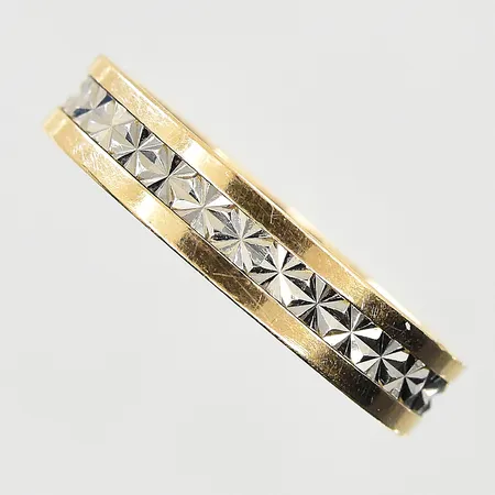 Ring, stl 20, bredd 4 mm, gravyr, rödguld/vitguld, 18K. Vikt: 5 g