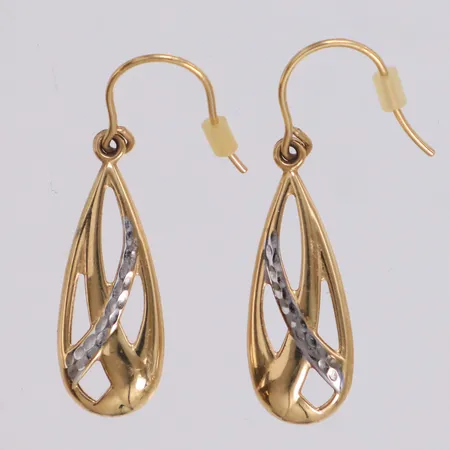 Ett par örhängen, längd 37,5mm, bredd 9,5mm, tvåfärgade, ostämplade, 18K  Vikt: 1,5 g