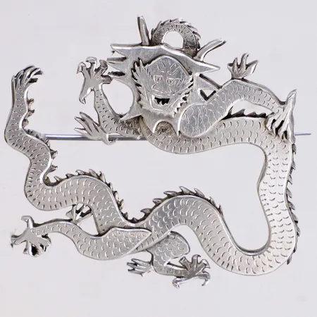 Brosch Wiwen Nilsson, drake nr 6, längd 41,6mm, bredd 43,8mm, Lund år 1958, silver 925/1000 Vikt: 19 g