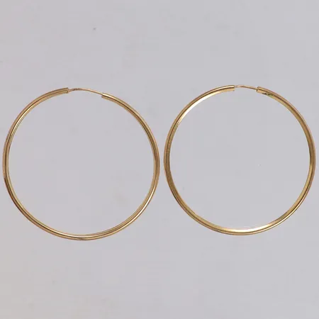 Ett par örhängen creoler, Ø38,5mm, bredd 1,6mm, något skeva, 18K  Vikt: 2,7 g