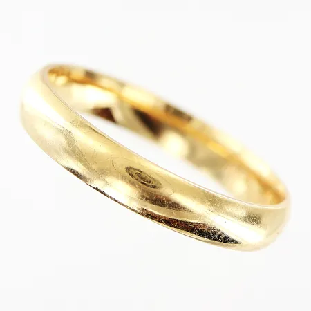 Ring slät, stl 18¾, bredd 3,5mm, gravyr, 18K Vikt: 3,6 g