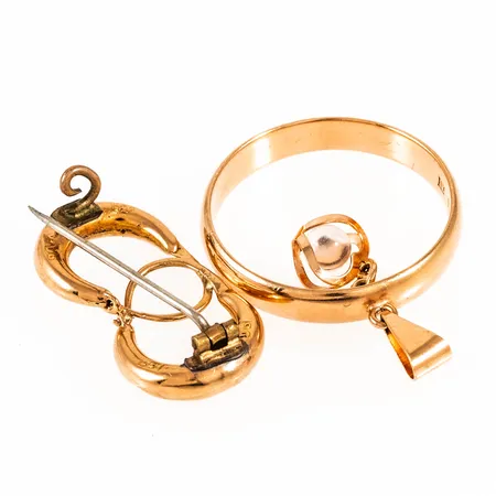 Diverse defekt/graverat guld i 18K. Vikt: 9,6g. inkl. metallnål i brosch. 