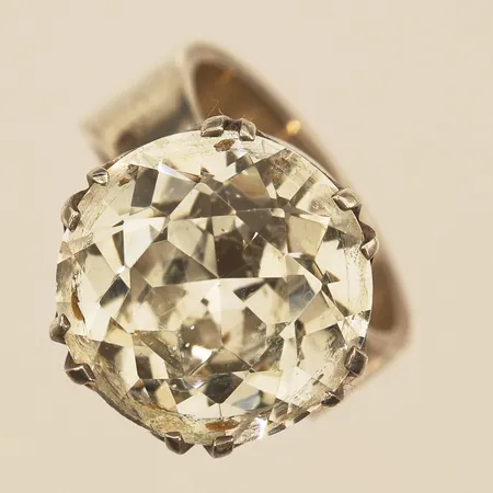 Ring med fasetterad vit sten 15¼, bredd 15mm, silver  Vikt: 8,6 g