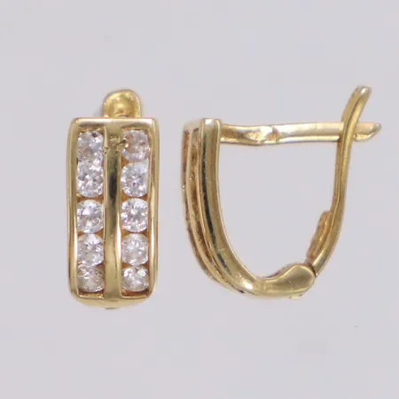 Ett par örhängen med vita stenar, längd 10,5mm, bredd 4,7mm, skeva, 14K Vikt: 1,4 g