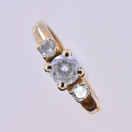 Ring med vita stenar, Guldfynd, stl 16, bredd 3 mm, 18K. Vikt: 1,1 g