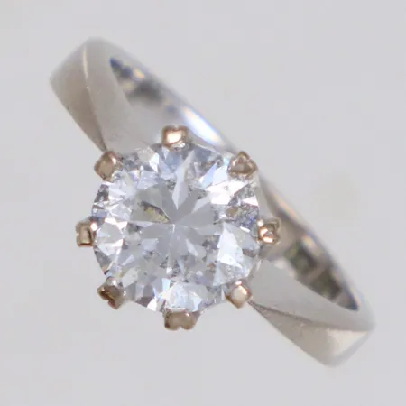 Ring med vit sten, stl 16¾, bredd 3-9,5mm, nagg på sten, vitguld, 18K  Vikt: 6,5 g