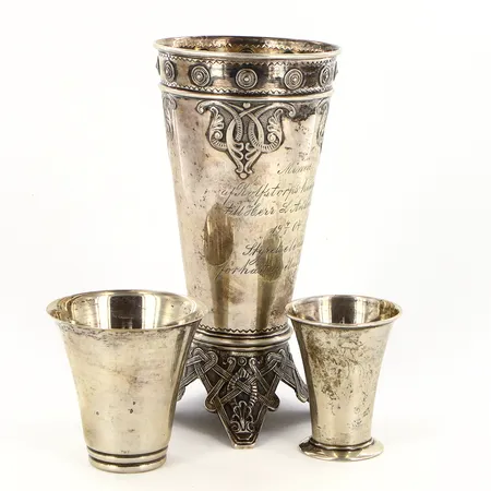 Vas/bägare på fötter 14,5cm, graverad, 2 muggar 5,5cm, 6cm, Silver 830/1000 Vikt: 174,2 g
