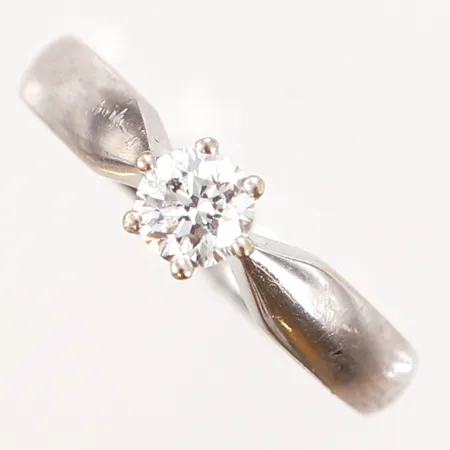 Ring vitguld med diamant 1 x 0,40ct Crystal(J)/I1 stl 16, bredd: 2,5-4,5mm, 18K Vikt: 3,8 g