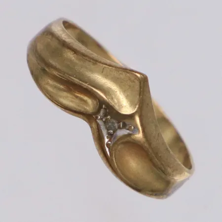 Ring med diamant 1xca0,01ct åttkantslipad, stl 17, bredd 2,5-8,1mm, skev, 9K Vikt: 1,1 g