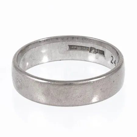 Graverat guld i 18K. Vikt: 8,6g. 