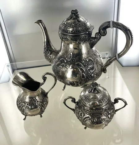 Kaffeuppsättning, höjd 22 cm, liten buuckla på undersidan av kannan, imp silver 830/1000 Vikt: 1160,7 g Skickas med postpaket.