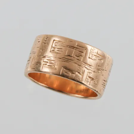 Ring 18k mönstrad,gravyr,Håkanssons guld Karlstad,storlek 17 ¾ mm,bredd 10.1 mm. Vikt: 12,2 g