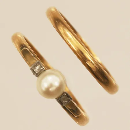 Ringar, två stycken, en med pärla och rosenstenar, stl 18½, stl 17¼, gravyr, 20K  Vikt: 7,2 g