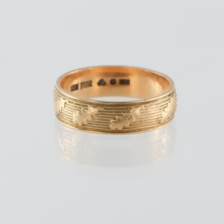 Ring med gravyr 18k,storlek 19 mm,bredd 5.9 mm. Vikt: 6,1 g