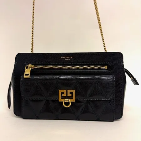 Axelremsväska Givenchy Pocket Xbody Bag, Made in Italy, svart skinn, mått ca 22x13,5x7,5cm, axellänk i gulmetall, artikelnr BB5059B08Z 001, dustbag, tag, gott skick, inga övriga tillbehör 