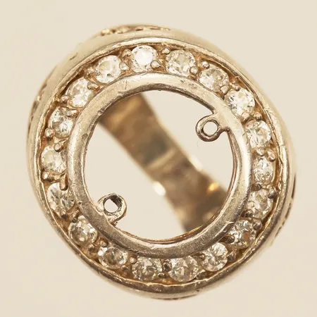 Ring med vita stenar, stl 18½, bredd 21mm, saknar mitt, 925/1000 silver  Vikt: 12,4 g