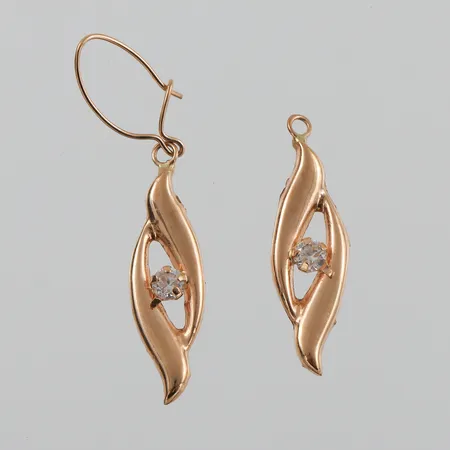 Trasigt guld 18k,stenar. Vikt: 0,7 g