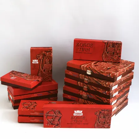 36 delar matbestick, 4  dessertskedar, 10 kaffeskedar, 1 såsslev, 2 tårtspadar, 2 ostbestick,  Konge Tinn, Hardanger, Norge, Tenn i originalkartonger Skickas med postpaket.