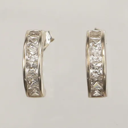 Ett par örhängen med vita stenar, längd 15mm, bredd 4,5mm, 925/1000 silver Vikt: 2,9 g