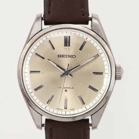 Herrur Seiko 17 Jewels Ø35mm, manuell, ref: 66-7100-P, serienr; 321732, stål med plastglas, stavindex, brun läderrem, plastglas med repor, tickar fint.