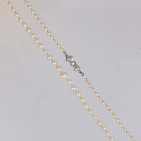 Pärlcollier doserat med odlade pärlor Ø3,8-7,4mm, längd 55,5cm, visst ytslitage, lås i silver 835/1000 Vikt: 15,2 g