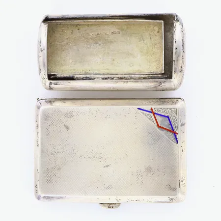 2 Etuier 75mm, 80mm, 1 defekt, gravyrer, Silver 830/1000 Vikt: 120,3 g