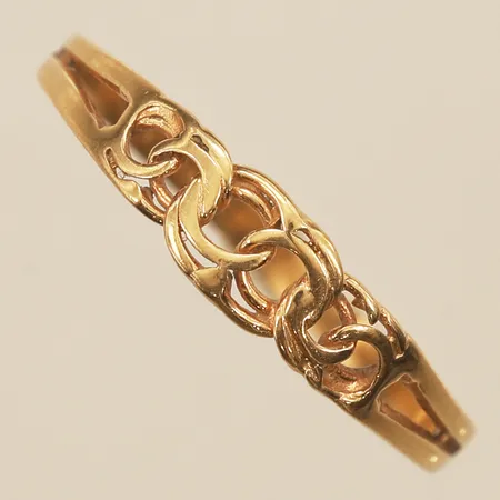 Ring Bismarck, stl 17½, bredd 4,3mm, skev, 18K  Vikt: 1,1 g