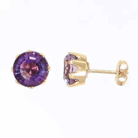 Ett par örhängen med lila sten troligen ametist, Ø9mm, svenska stämplar, 18K Bruttovikt: 2,8g Vikt: 2,8 g