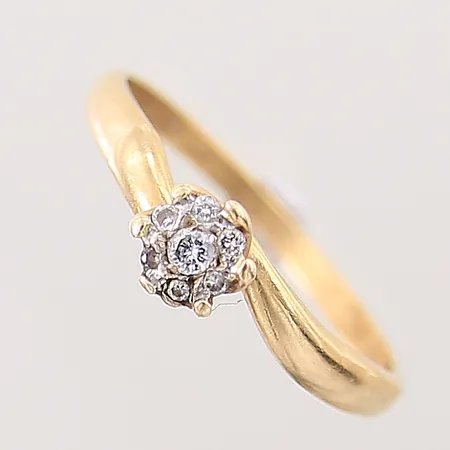 Ring med diamanter totalt 0,10ctv enligt gravyr, stl 18¾, bredd 2-5,5mm, en klo med slitage, 18K Vikt: 2,2 g