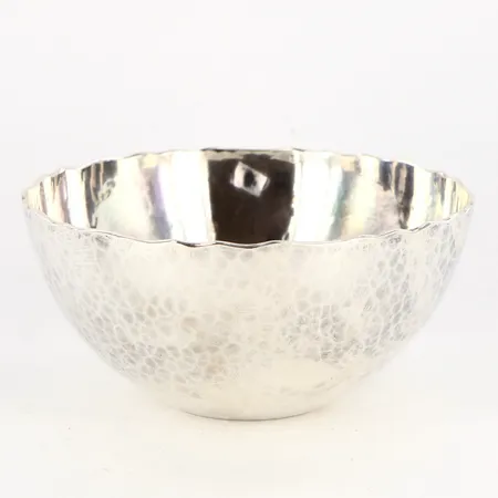 Skål i silver av Rey Urban, hamrad yta, företagsgåva SEB, höjd ca 5,5cm, Ø 12cm, med originalask, 925/1000 Silver    Vikt: 328,7 g