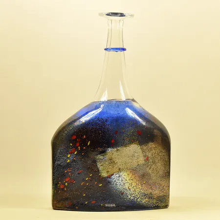 Vas/flaska Kosta Boda ur serien Satellite, Artist Collection, design Bertil Vallien, flerfärgat glas, höjd ca 40 cm, bredd ca 25 cm, signerad, nr 89254, etikettmärkt. OBS! ENDAST AVHÄMTNING PÅ KONTOR ESKILSTUNA. Specialfrakt, kontakta pantbankskontoret för mer information.