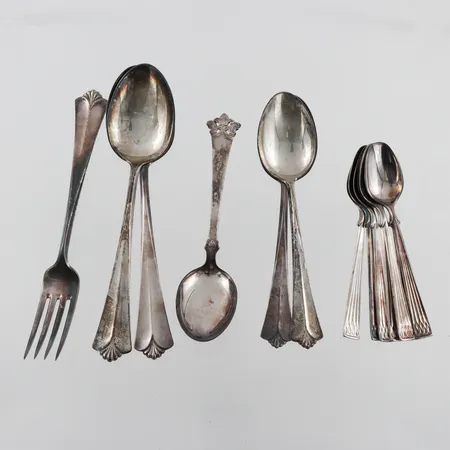 Diverse bestick silver 830/1000 2 st av dem större 925/1000. Vikt: 242 g