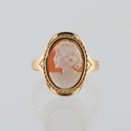 Ring 18k med Camé,storlek 20 mm,bredd 2.5-19.4 mm. Vikt: 2,9 g