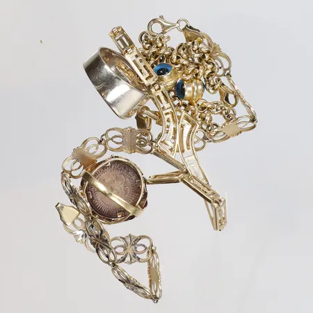 Diverse guld, delvis små defekter med glas 14K Vikt: 22,9 g