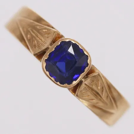 Ring blå sten, stl 16, bredd 3,5-5,6mm, gravyr, 18K Vikt: 2,4 g