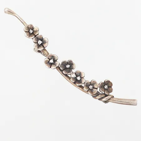 Brosch med blommor på kvist vita stenar, längd: 70mm, GHA, silver 925/1000 Vikt: 6,4 g