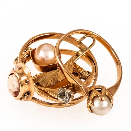 Diverse defekt guld i 18K. Vikt: 6,8g. 