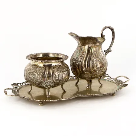 Gräddkanna 8,5cm, sockerskål 5,5cm,  fat 11,5x21cm, smärre skevhet,  Silver 830/1000 Vikt: 375,3 g