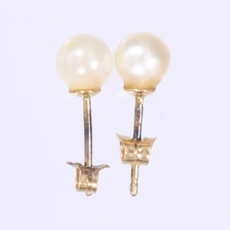 Ett par örhängen med pärlor 15x5mm något skeva stift 18K  Vikt: 0,8 g