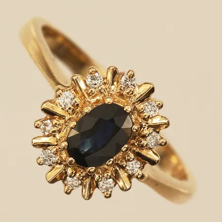  Carmoséring med diamanter 10x ca 0,001ct, blå sten troligen safir, stl 17¾, bredd 11,9mm, 18K  Vikt: 3,4 g