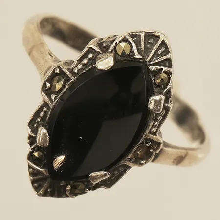 Ring med onyx samt markasiter, stl 17, bredd 17mm, saknar en markasit, 935/1000 silver Vikt: 2,6 g