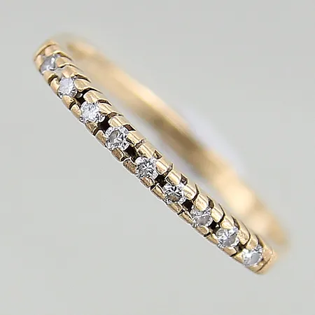 Ring med diamant 9 x ca 0,01ct, stl 18¼, bredd 2mm, 18K  Vikt: 2,3 g