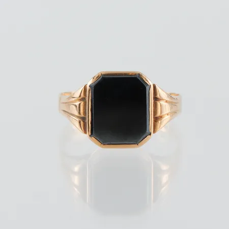 Klackring 18k med sten,Hermansson Ab Harry Stockholm,storlek ca 20 mm,bredd 3-12.6 mm. Vikt: 3,8 g