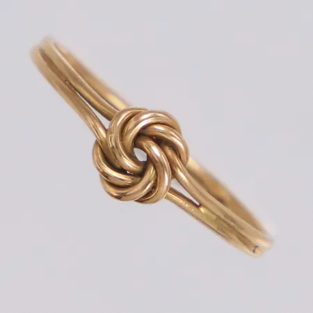Ring med knutdetalj, stl 17½, bredd 1,5-6mm, 18K Vikt: 1,4 g